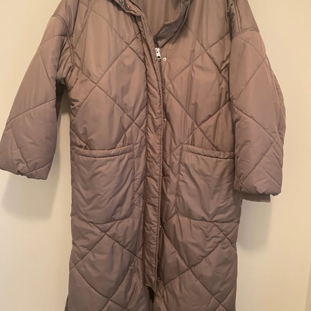 Beautiful long winter coat with zipper front closure and snaps size L-XL